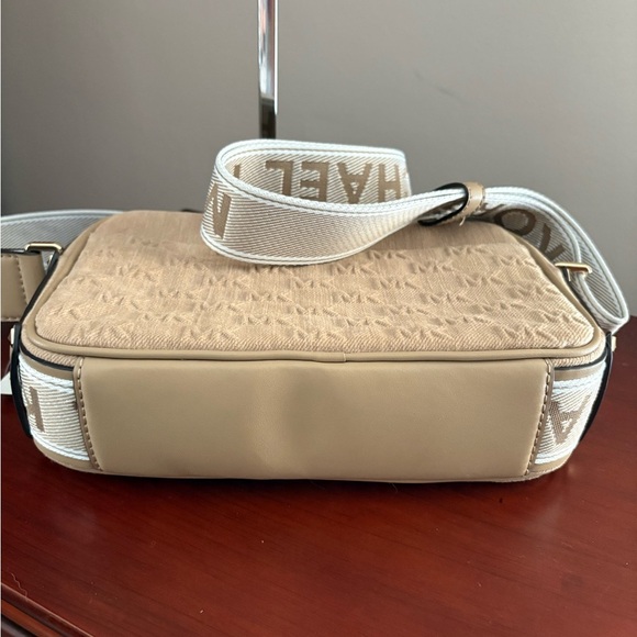 Michael Kors Maeve Large Logo East West Pocket Crossbody - NWT - Picture 7 of 13